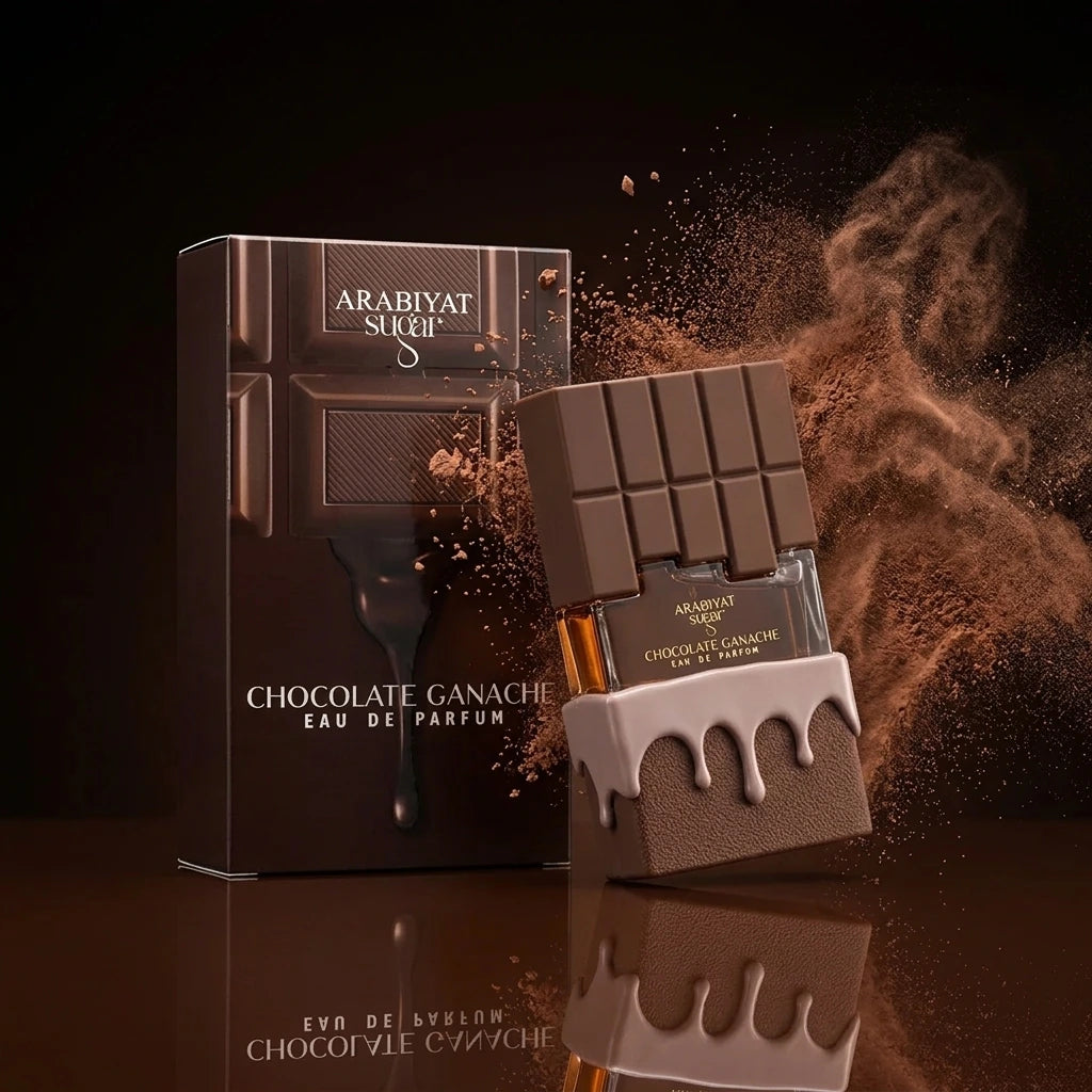 Angle : Vue oblique dynamique à mi-hauteur. Scène : Le flacon et la boîte sont présentés sur une surface laquée marron glacé ultra-brillante. Au moment de la prise de vue, un nuage graphique et vaporeux de fine poudre de cacao est figé dans l'air, enveloppant subtilement le côté droit de la composition. La lumière traverse le flacon pour souligner ses formes tridimensionnelles. Fond : Un dégradé de studio allant du marron très foncé au noir mat. (gemini-3.1-flash-image-preview)