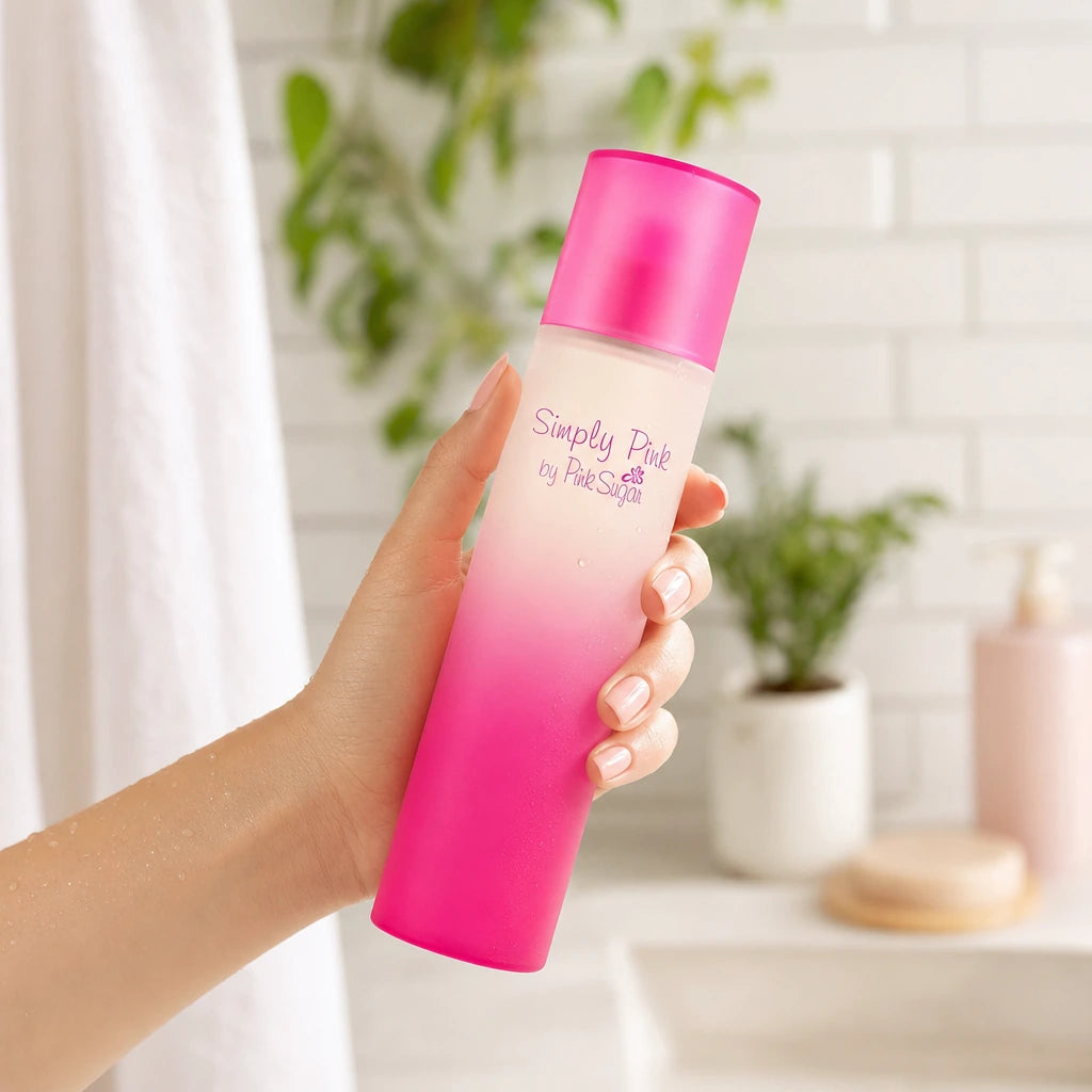 Scène : Photographie de style lifestyle. Une main féminine soignée tient délicatement le flacon "Simply Pink by Pink Sugar", s'apprêtant à l'utiliser après une douche. La main est positionnée naturellement. La lumière est douce et flatteuse. Angle : Prise de vue à niveau, légèrement oblique. Fond : Une salle de bain minimaliste floue, avec des carreaux de métro blancs et des plantes vertes. (gpt-image-2)