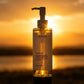 Une prise de vue spectaculaire de l'Anua Cleansing Oil, positionnée contre un rétroéclairage puissant et chaud d'un coucher de soleil. Le liquide à l'intérieur du flacon est brillamment illuminé, brillant d'un doré profond. Le flacon lui-même est une silhouette nette, mais l'étiquette 'Anua' reste lisible. C'est une image de chaleur et de purification. (gemini-3-pro-image-preview)