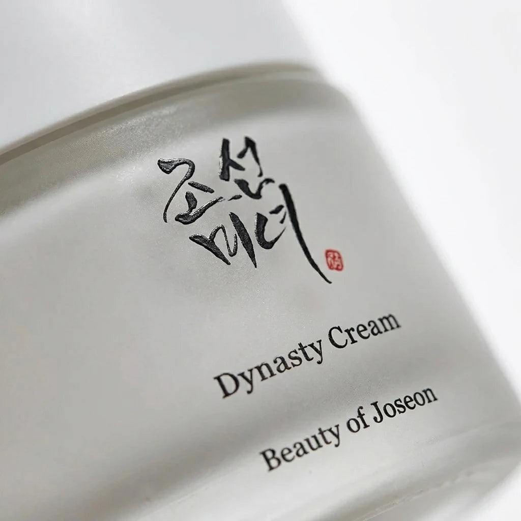 Angle : Gros plan très serré  Extreme close-up of Beauty of Joseon Dynasty Cream jar, focus on frosted glass texture and Korean calligraphy logo, luxury skincare macro photography, soft diffused lighting, ultra realistic details, premium cosmetic advertising, shallow depth of field, commercial beauty shot. (gemini-3-pro-image-preview)