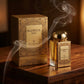 Un plan large à 45 degrés du coffret ouvert de image_2046de.jpg avec son flacon disposé juste à côté sur une table de présentation en bois de santal précieux poli. Une fine et gracieuse volute de fumée d'encens oriental ou de bakhoor traverse la composition de manière réaliste. L'éclairage est chaleureux et tamisé, créant une atmosphère de rituel de parfumage sacré. Style : Campagne éditoriale luxueuse. (gemini-3-pro-image-preview)