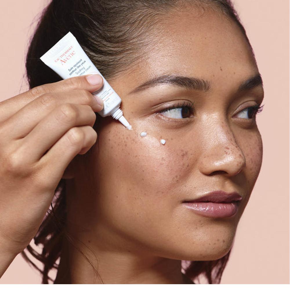 Cosmetics Soothing Eye Contour Care by Avene mixed 10 ml